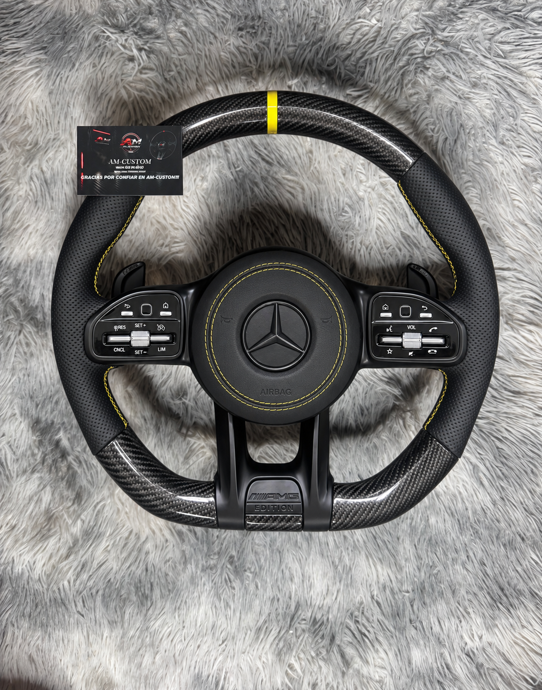 Volante MERCEDES Fibra de Carbono Detalle Amarillo